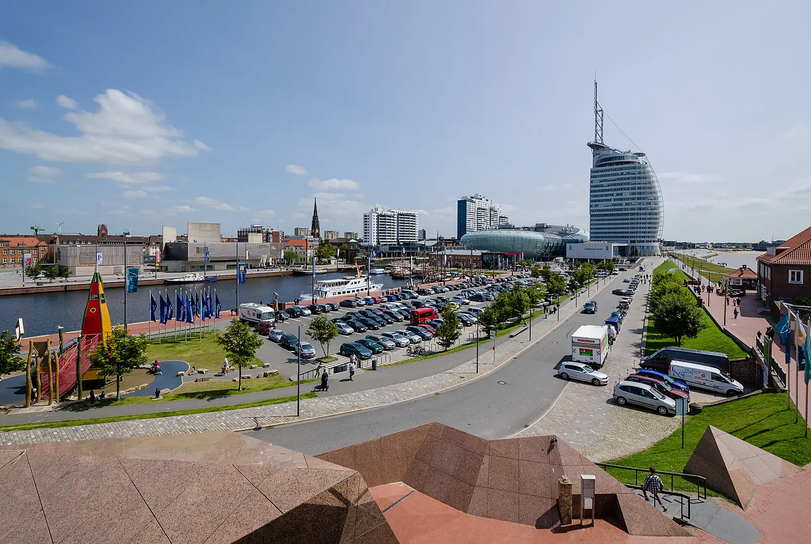Havenwelten in Bremerhaven mit Hafenbecken, Klimahaus mit Glasdach und einem segelförmigen Hochhaus
