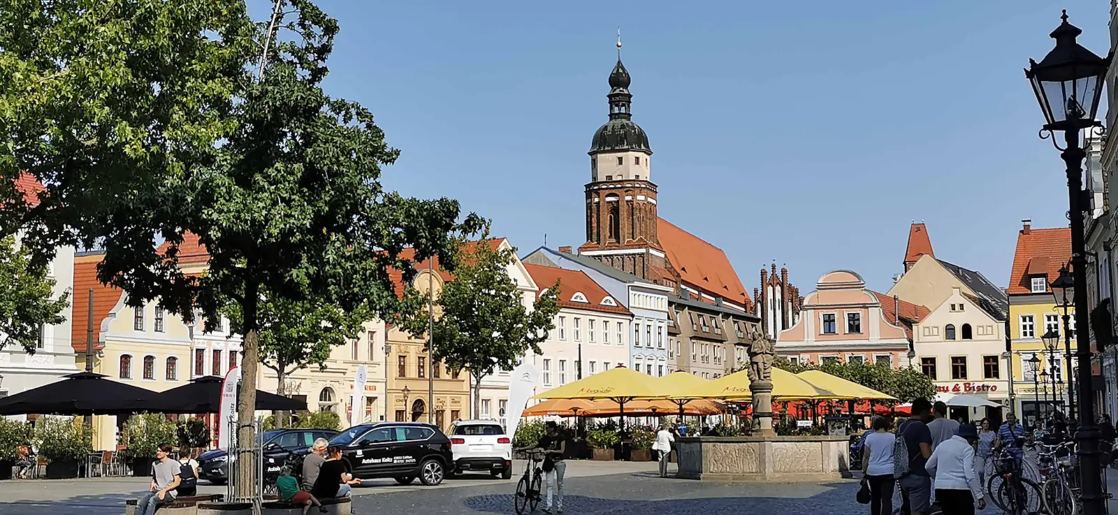 Altmarkt in Cottbus mit dem Turm der Oberkirche St. Nikolai und bunten Bürgerhäusern