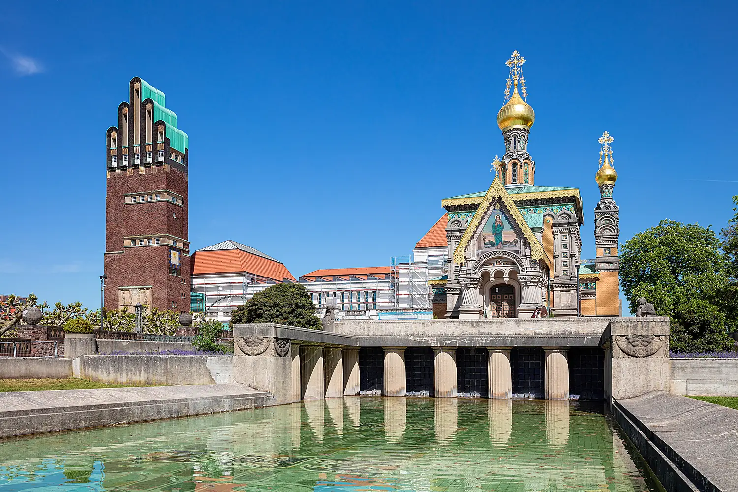 Hochzeitsturm und Russische Kapelle auf der Mathildenhöhe in Darmstadt, davor ein Becken mit Säulenwand