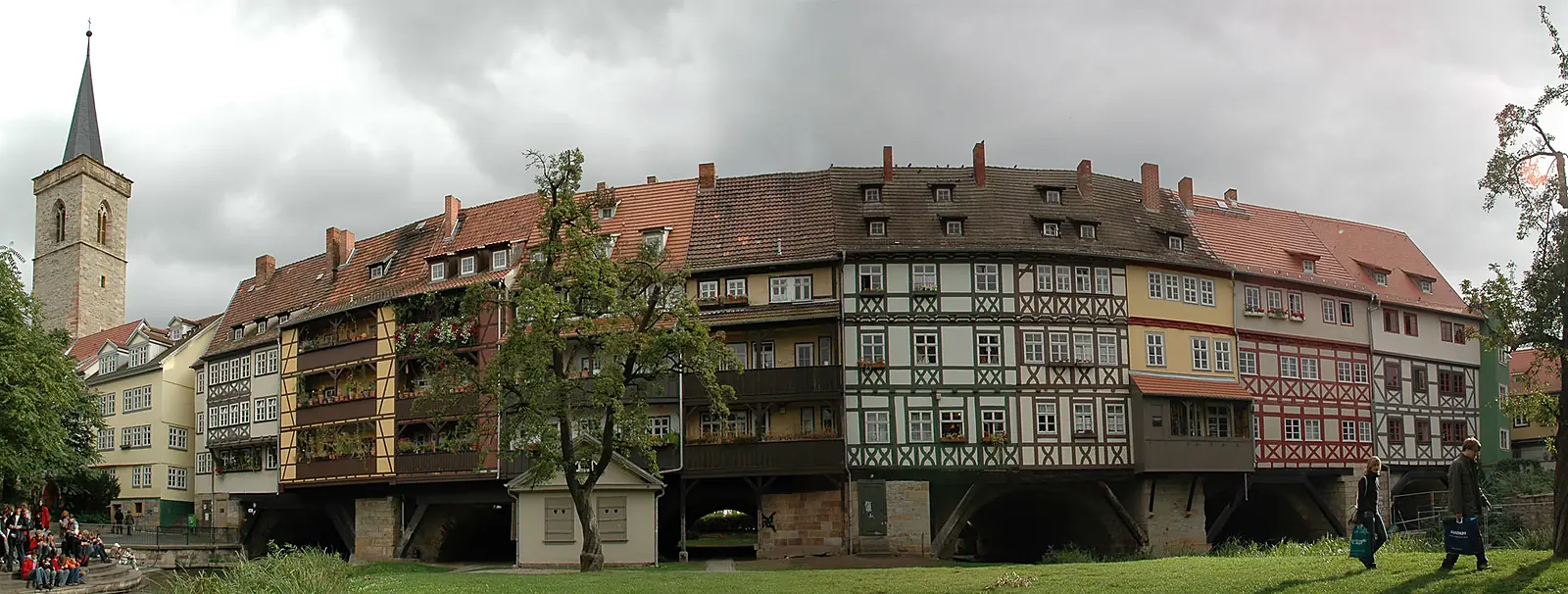 Krämerbrücke in Erfurt mit ihren Fachwerkhäusern, links der Turm der Ägidienkirche