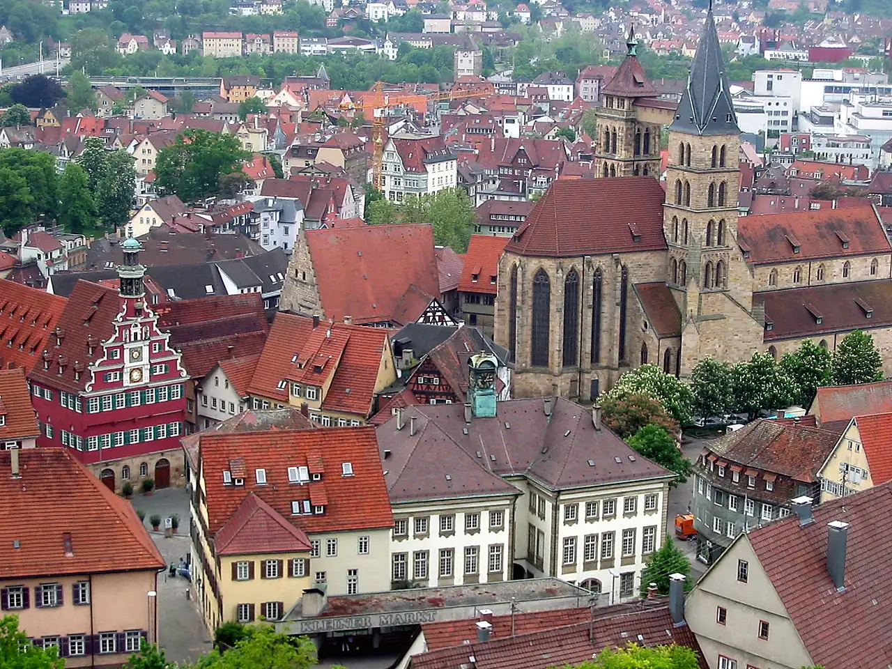 Blick von oben auf die Esslinger Altstadt mit roten Ziegeldächern, Fachwerkhäusern und einer Kirche mit hohem Turm