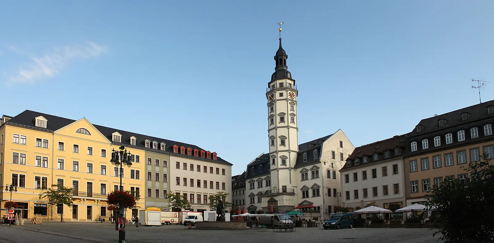Marktplatz in Gera mit Rathausturm und gelben Bürgerhäusern
