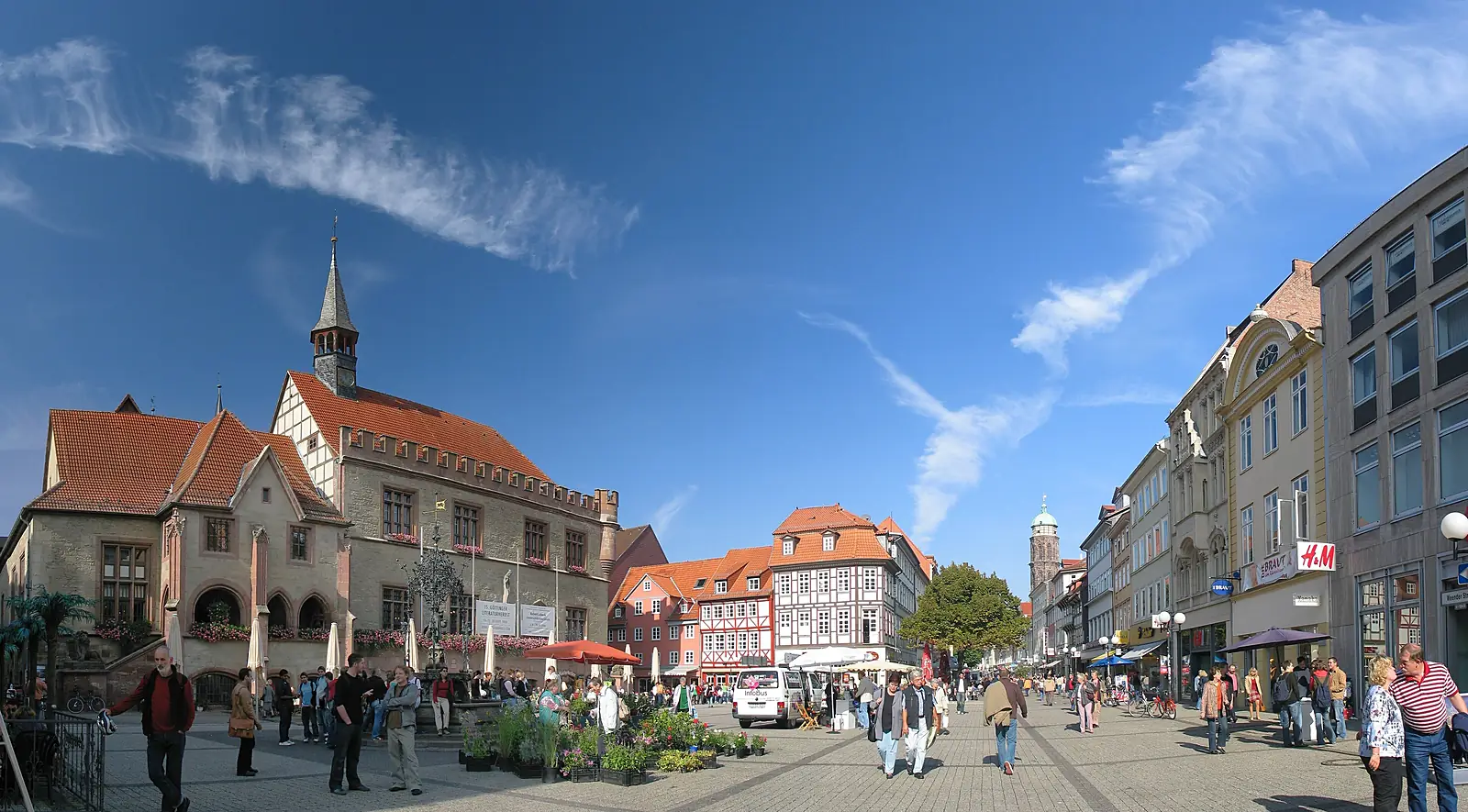 Marktplatz in Göttingen mit dem Alten Rathaus, Fachwerkhäusern und Passanten in der Fußgängerzone