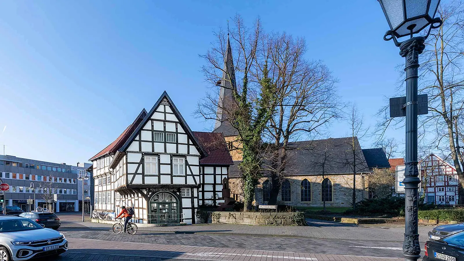 Fachwerkhaus mit Giebel am Alten Kirchplatz in Gütersloh, im Hintergrund die Apostelkirche