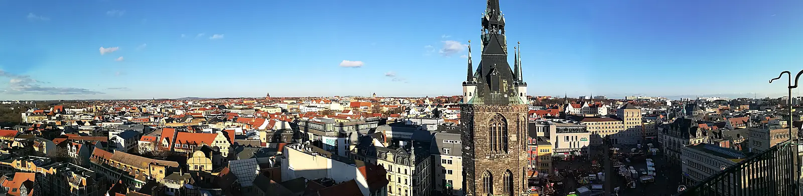 Blick über die Dächer der Altstadt von Halle mit dem Roten Turm