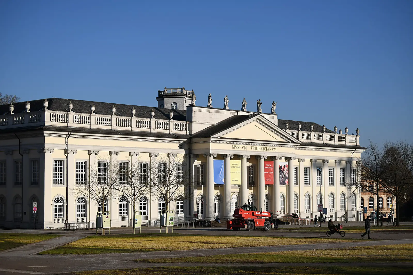 Das Museum Fridericianum am Friedrichsplatz in Kassel bei Sonnenschein
