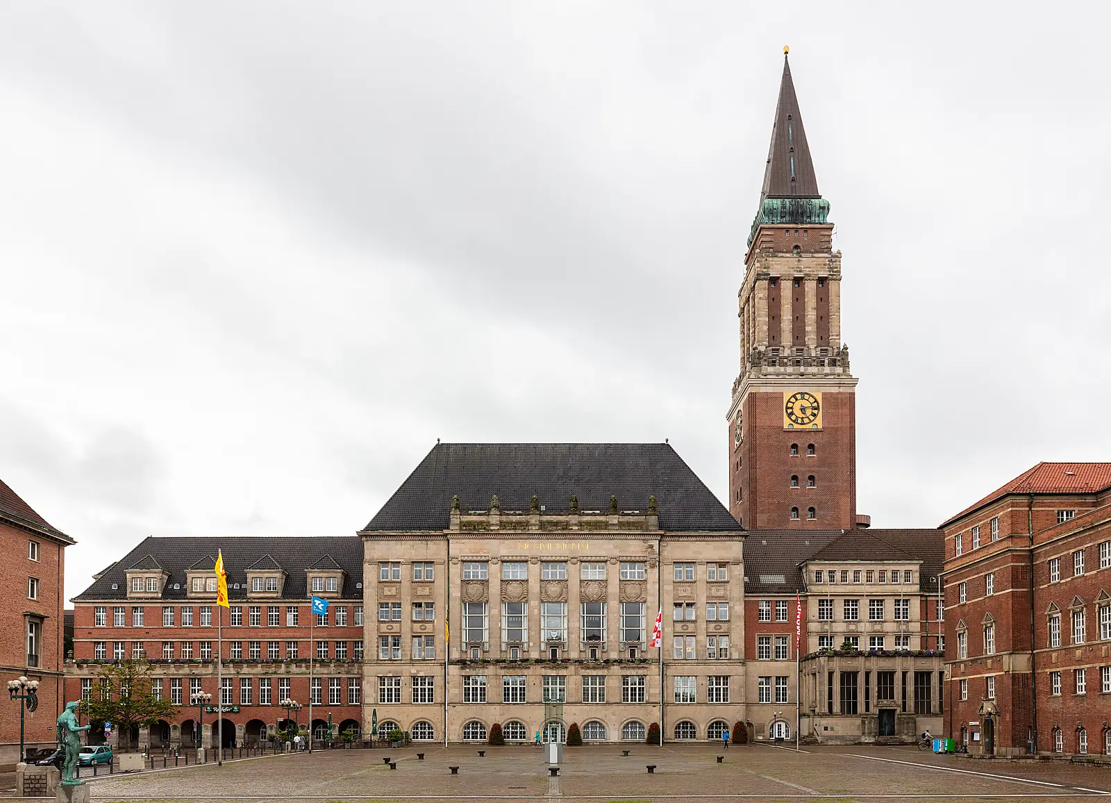 Kieler Rathaus mit dem Backsteinturm samt Uhr und der Sandsteinfassade, davor der weite Rathausplatz