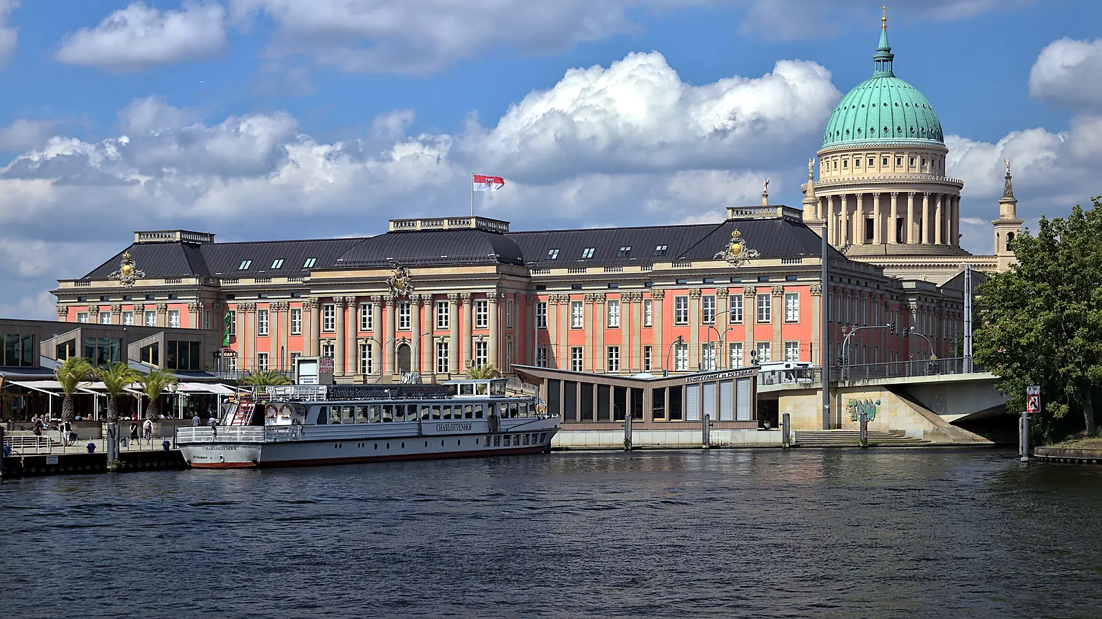 Brandenburger Landtag im Potsdamer Stadtschloss, rechts die Kuppel der Nikolaikirche am Havelufer