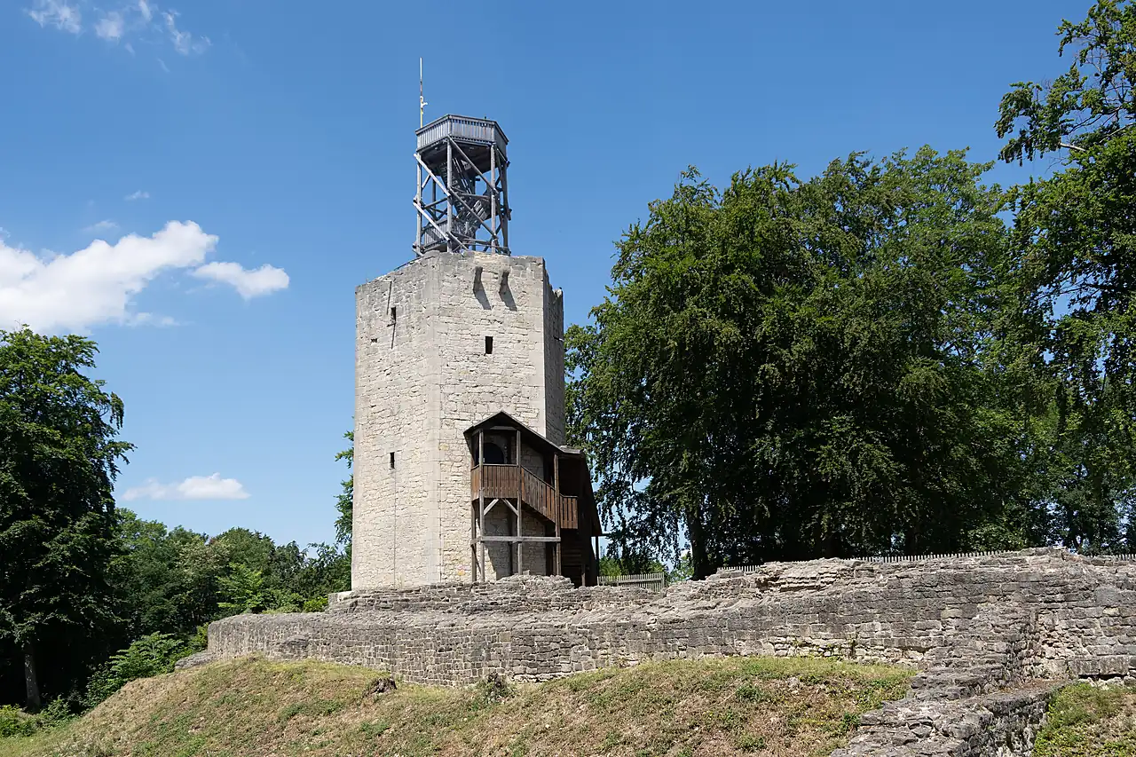 Bergfried der Burg Lichtenberg bei Salzgitter mit hölzerner Aussichtsplattform und Mauerresten unter blauem Himmel