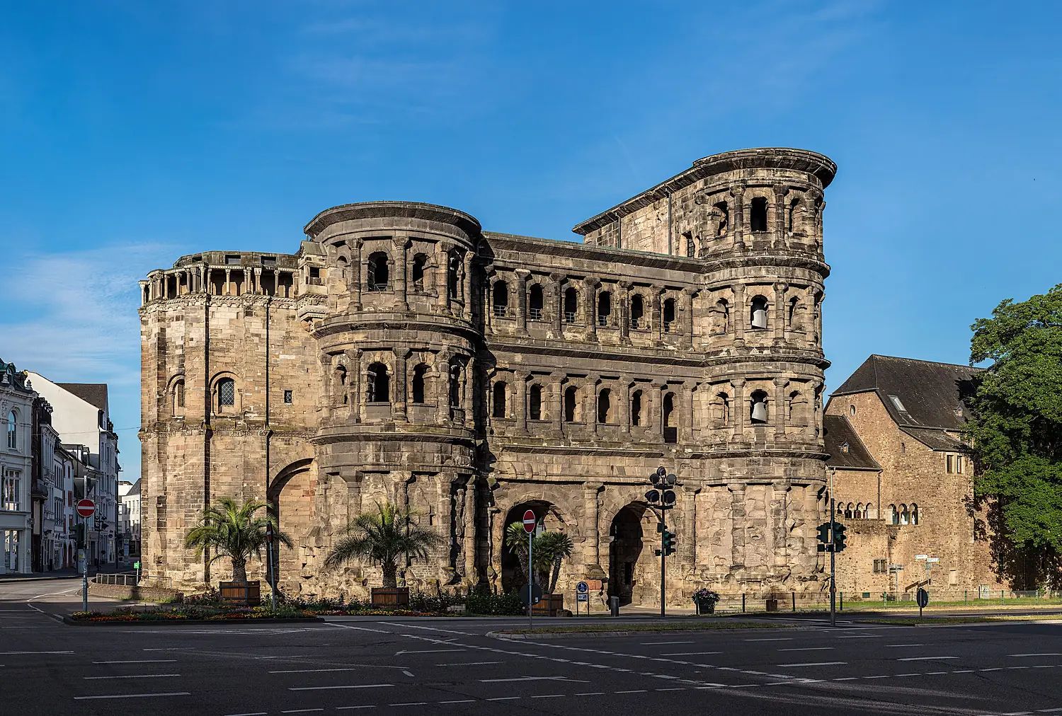 Die Porta Nigra in Trier, das römische Stadttor aus Sandstein, bei blauem Himmel