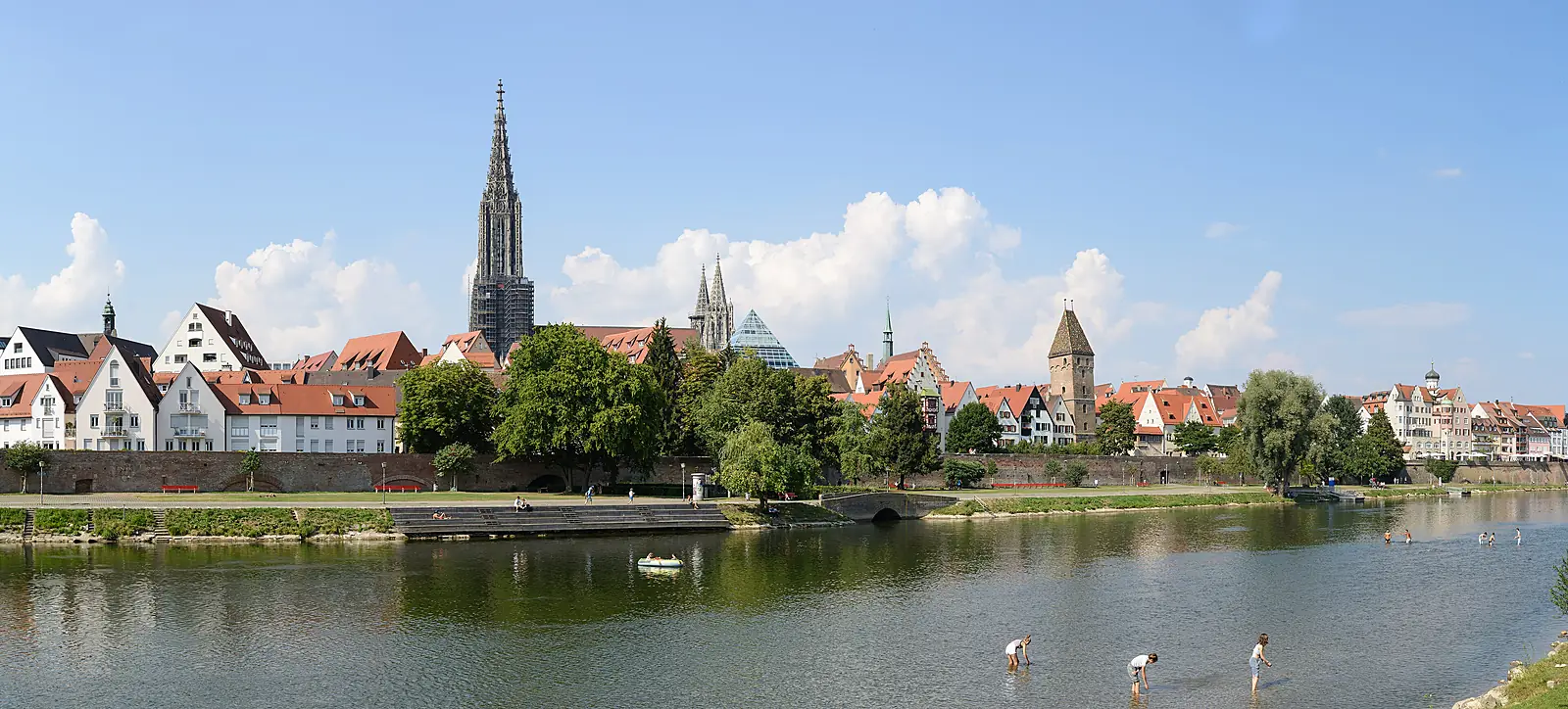 Die Donau in Ulm mit Stadtmauer, Häusern der Altstadt und dem Turm des Ulmer Münsters
